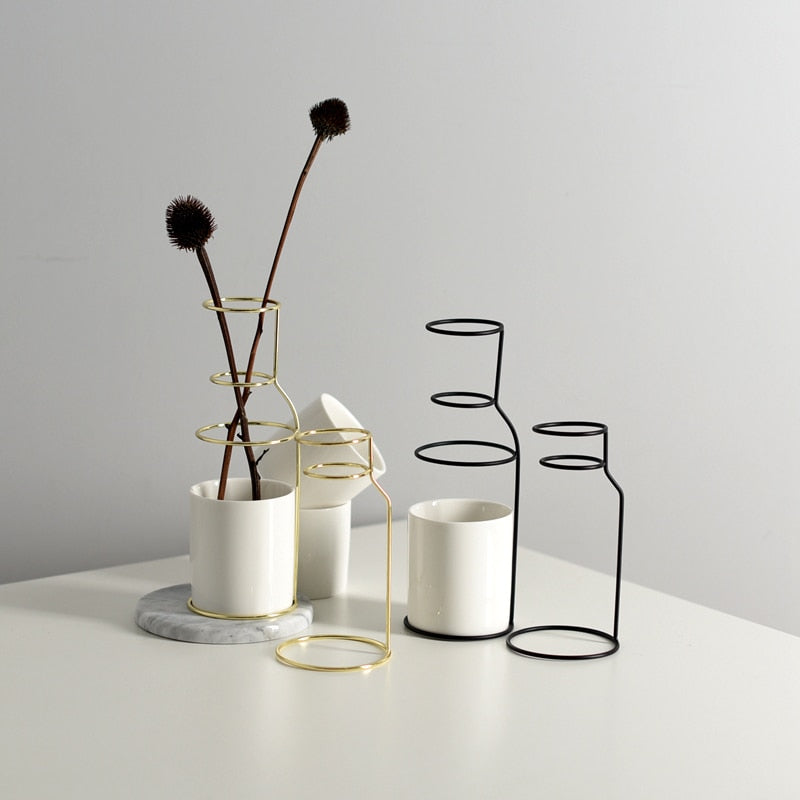 Flower Vase with Incomplete Shape of Outer Wire