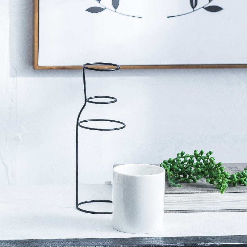 Flower Vase with Incomplete Shape of Outer Wire