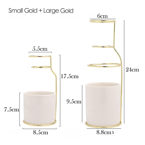 Flower Vase with Incomplete Shape of Outer Wire
